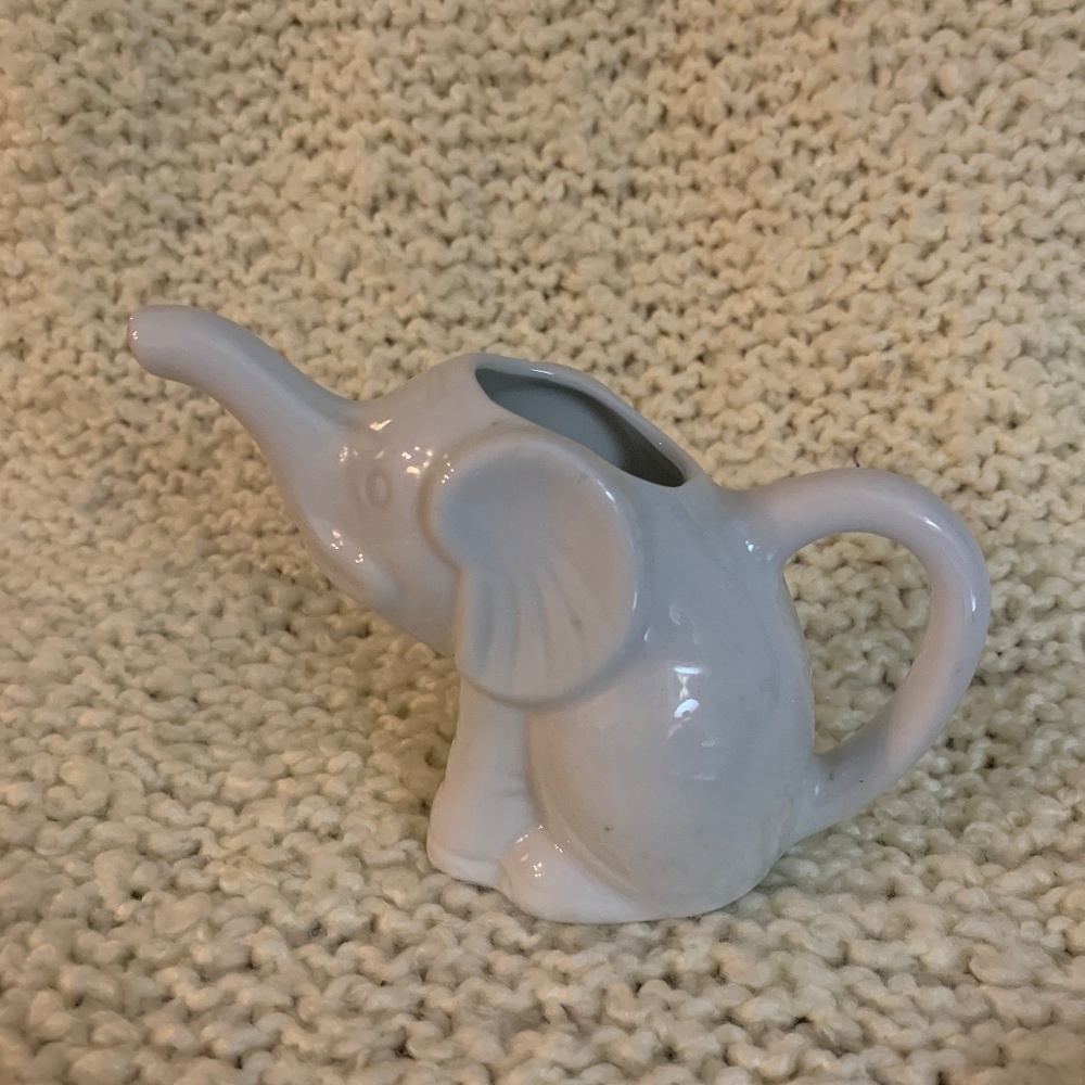Abbott elephant mini creamer.